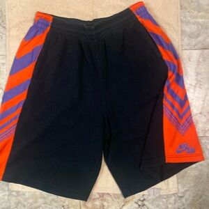 Men Nike basketball shorts with drawstring. Size XL